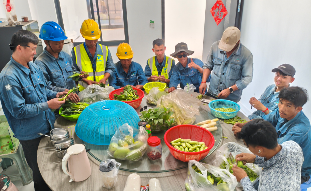 Sitting around, raising glasses, singing and dancing, Wisdom Power Cambodian New Year celebration is breathtaking .. Sitting around, raising glasses, singing and dancing, Wisdom Power Cambodian New Year celebration is breathtaking ..