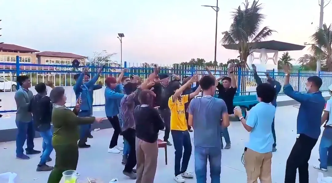 Sitting around, raising glasses, singing and dancing, Wisdom Power Cambodian New Year celebration is breathtaking .. Sitting around, raising glasses, singing and dancing, Wisdom Power Cambodian New Year celebration is breathtaking ..